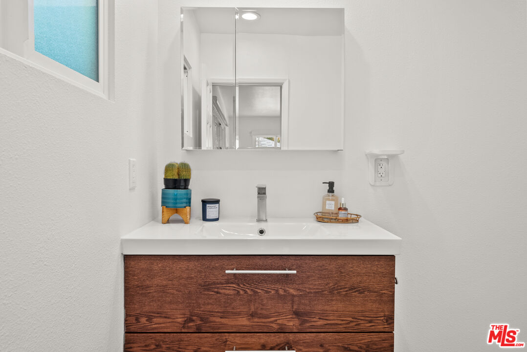 5127 Gaynor Avenue Encino, CA 91436 - Photo 18 of 29 a bathroom with a sink and a mirror
