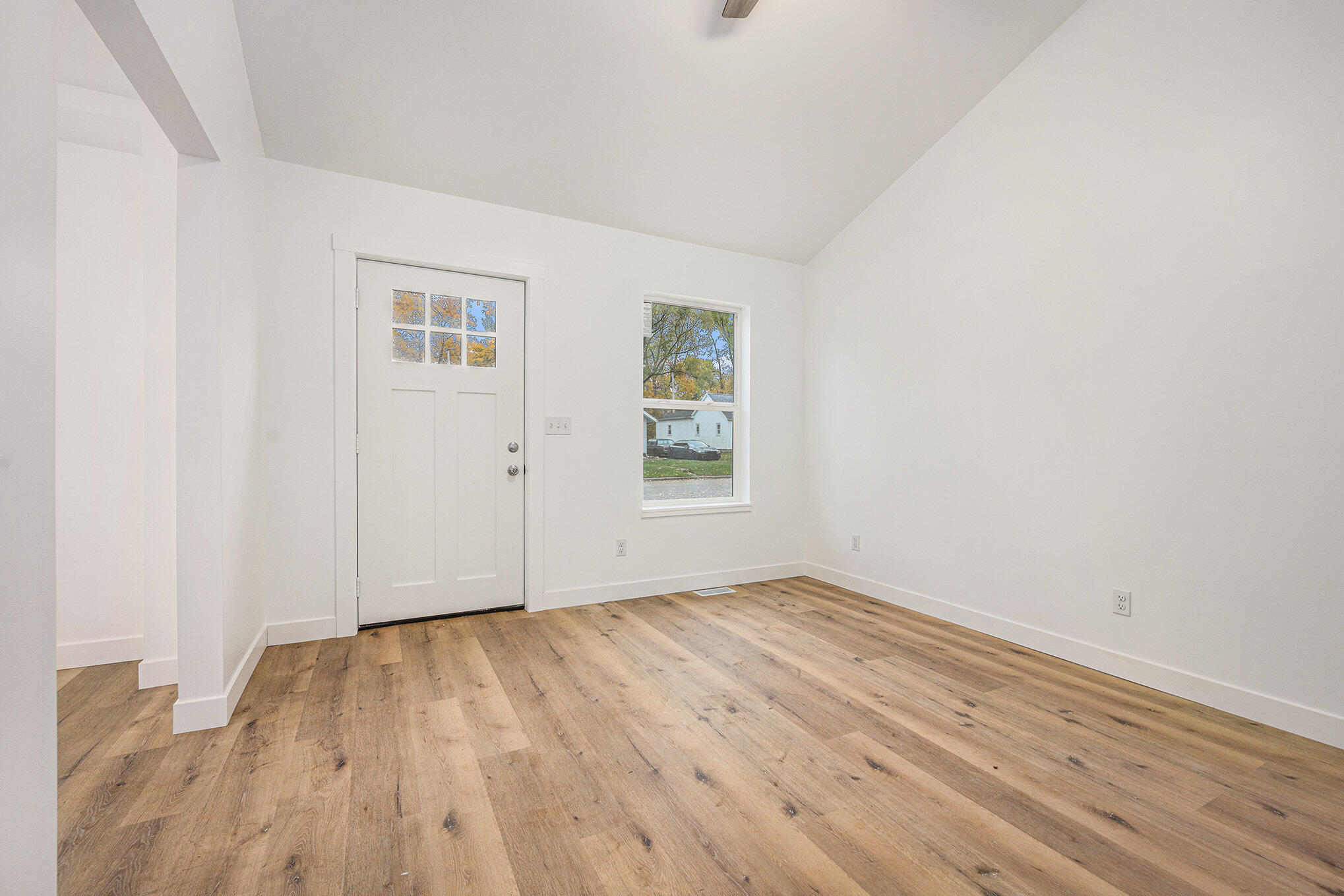 418 Center Avenue Sturgis, MI 49091 - Photo 4 of 15 004_file_582