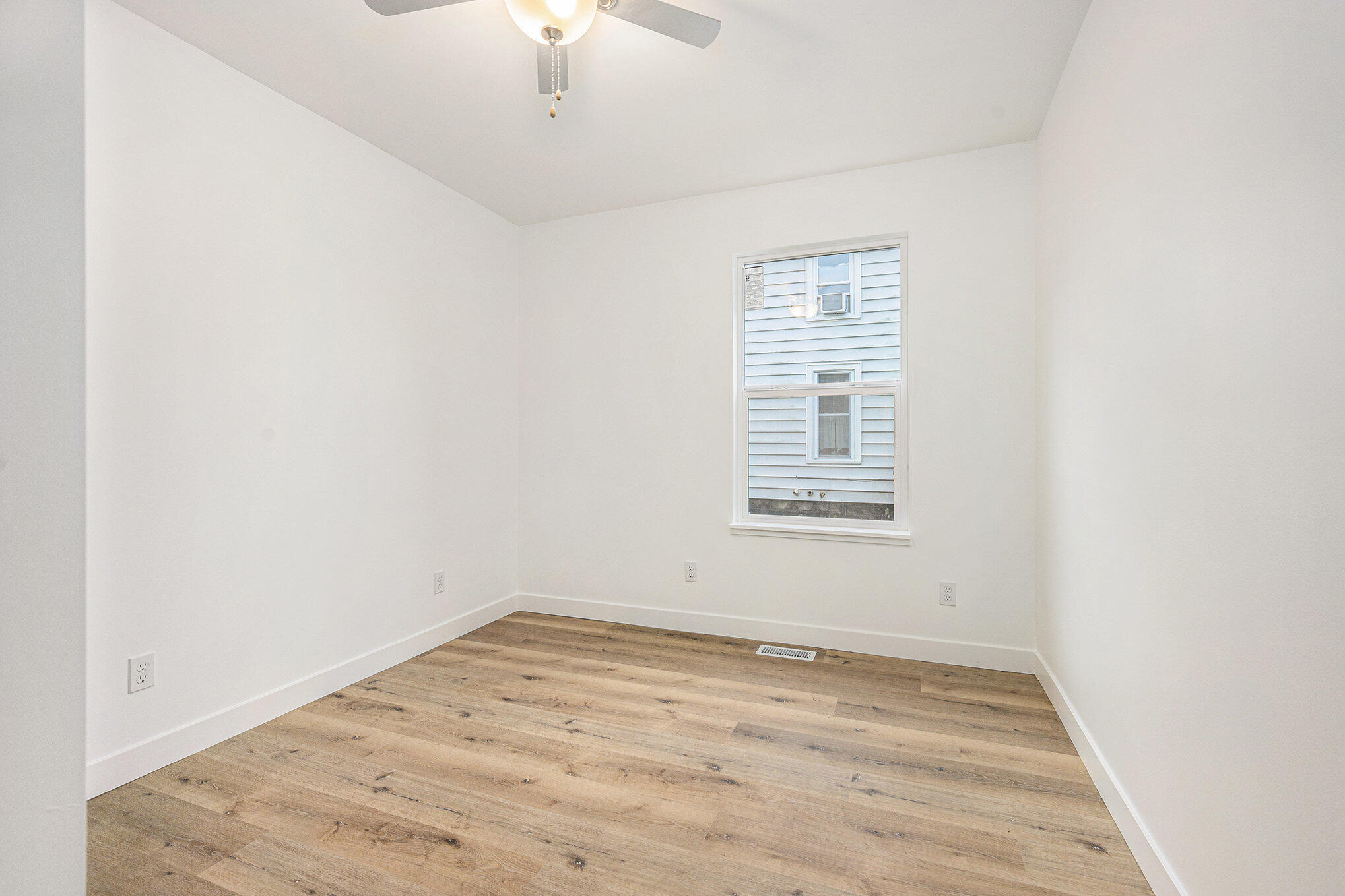 418 Center Avenue Sturgis, MI 49091 - Photo 10 of 15 010_file_493