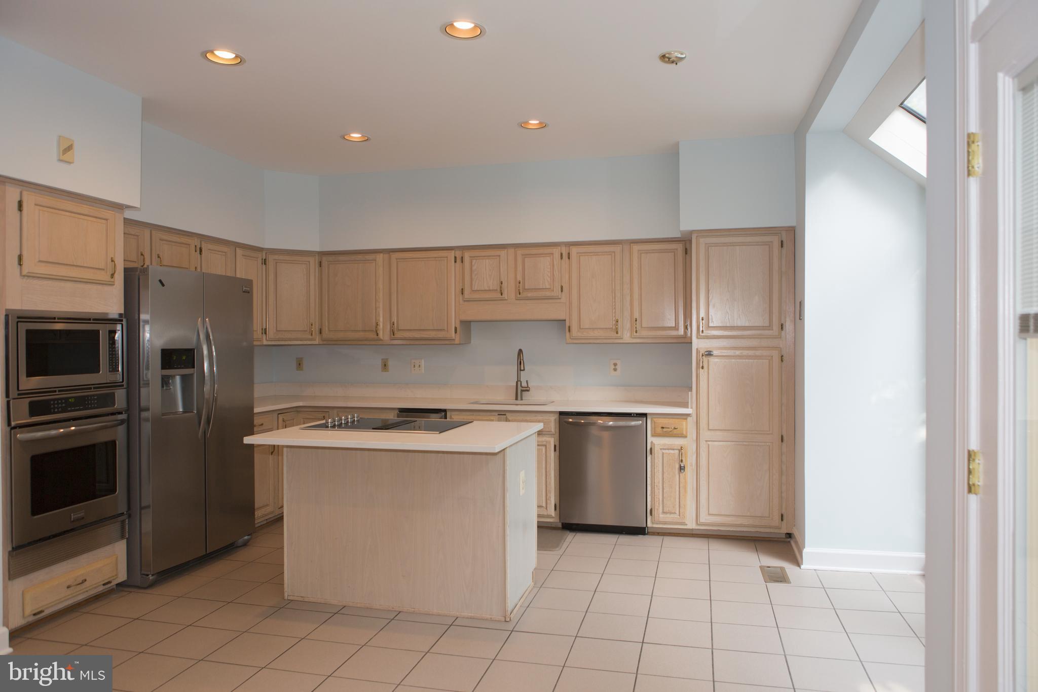 7828 Oracle Place Potomac, MD 20854 - Photo 7 of 34