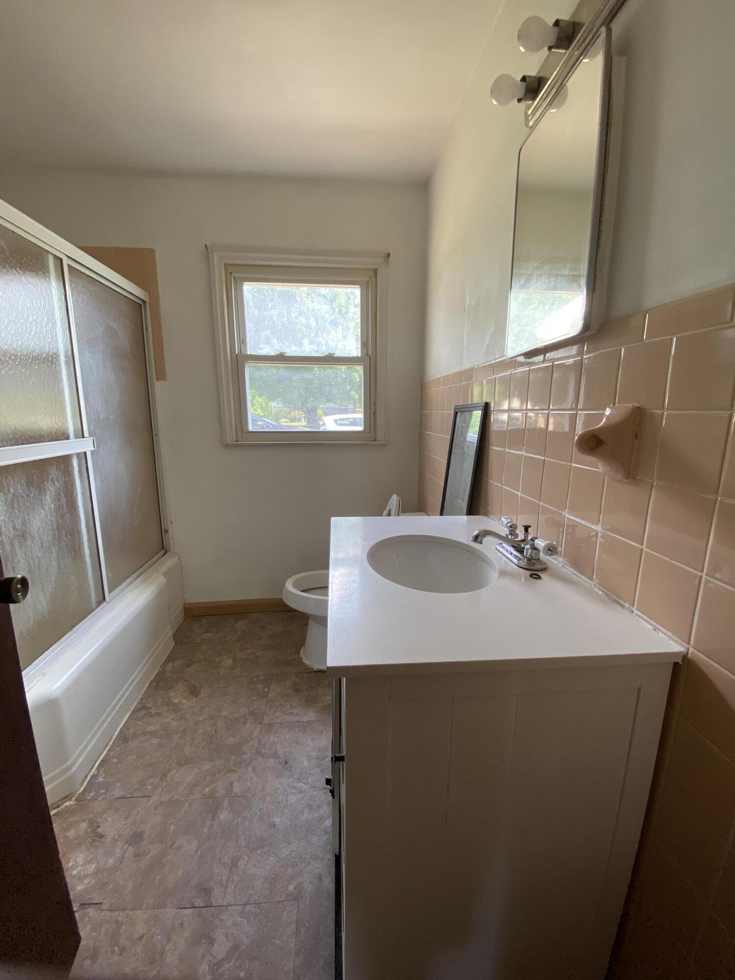 2202 Indian Ridge Road Johnson City, TN 37604 - Photo 11 of 18 11 - Family Bathroom