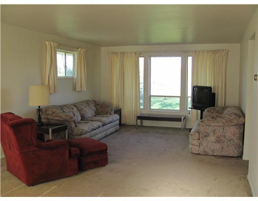 426 Lindsay Road Carnegie, PA 15106 - Photo 2 of 18 Living Room.