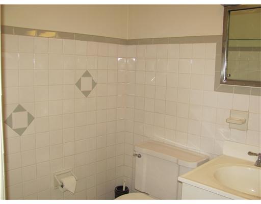 426 Lindsay Road Carnegie, PA 15106 - Photo 15 of 18 Full Bath.