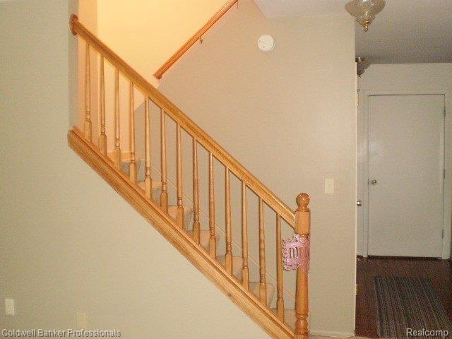 101 Stratford Lane, Unit 85 Rochester, MI 48309 - Photo 4 of 25 Staircase
