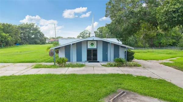 a view of a house with a yard and plants