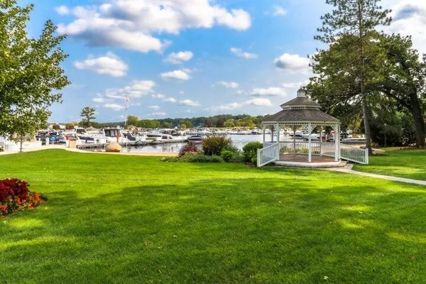 $219,000 | 269 Fontana Boulevard, Unit 2570, Fontana, WI 53125