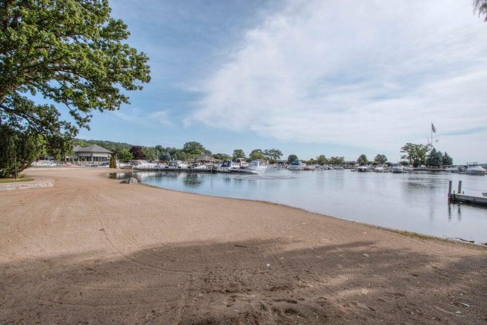 269 Fontana Boulevard, Unit 570 Fontana, WI 53125 - Photo 28 of 33 Sand Area 1