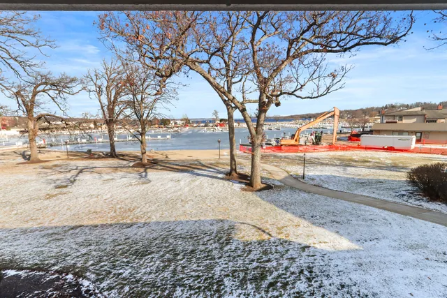 $235,000 | 269 Fontana Boulevard, Unit 570, Fontana, WI 53125