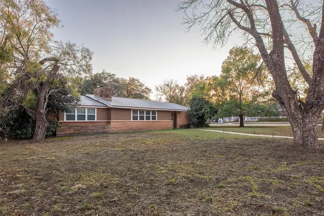 a house view with backyard space