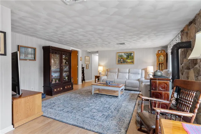 $729,900 | 723 Nooseneck Hill Road, West Greenwich, RI 02817