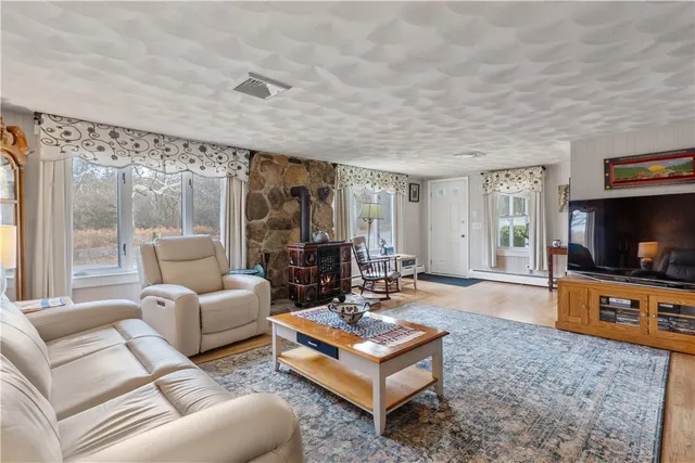 $729,900 | 723 Nooseneck Hill Road, West Greenwich, RI 02817