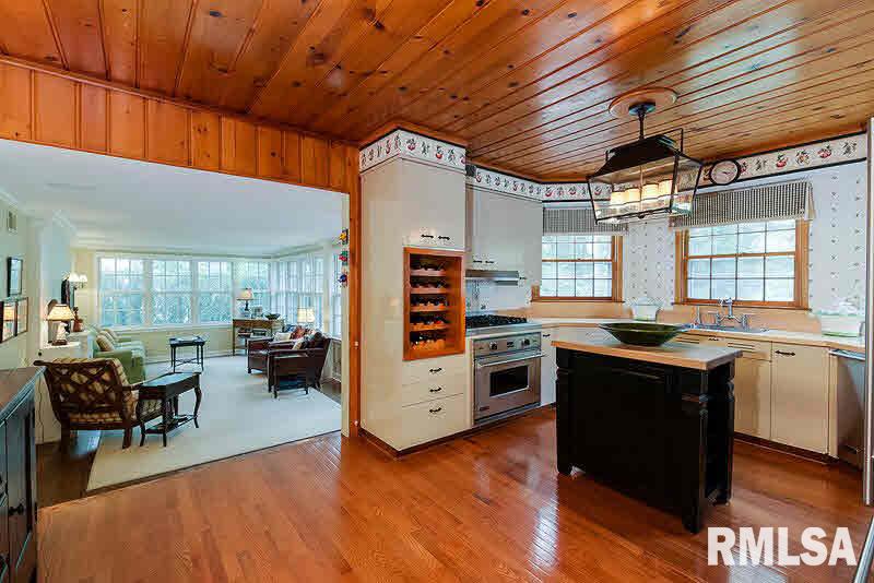 2315 Fairhaven Road Davenport, IA 52803 - Photo 8 of 24 Gallery Image 8
