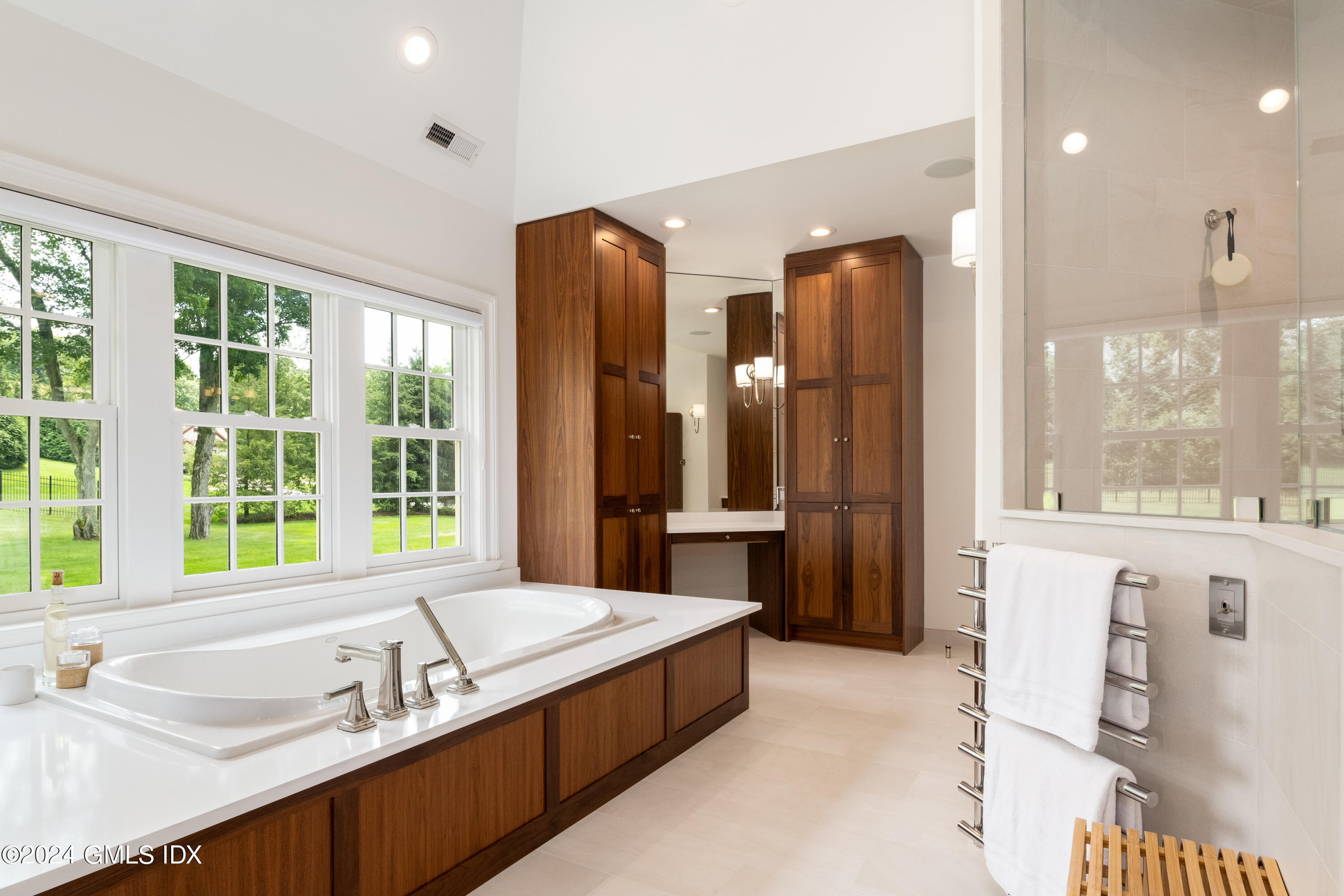 28 Thunder Mountain Road Greenwich, CT 06831 - Photo 18 of 32 a spacious bathroom with a tub a sink and a large mirror