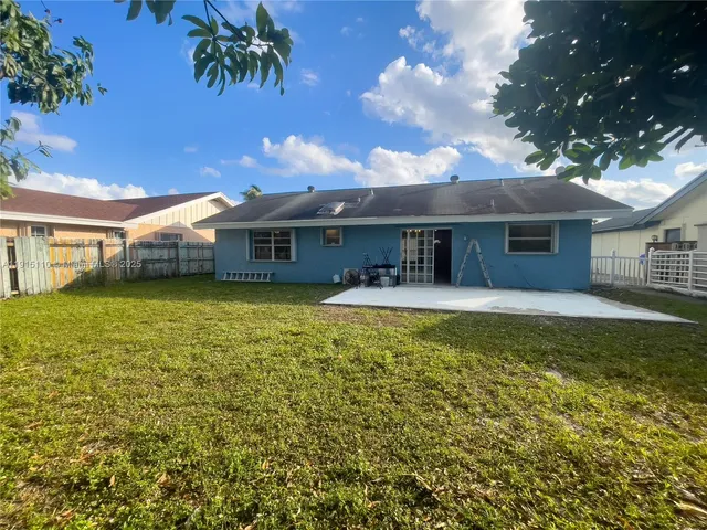 a view of a yard with a tree