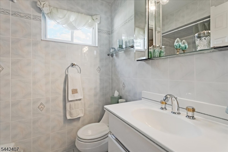 8 Alyson Drive Fairfield, NJ 07004 - Photo 16 of 34