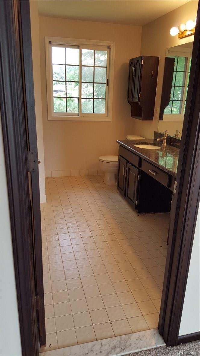 2958 Powderhorn Ridge Road Rochester, MI 48309 - Photo 9 of 13 NEW GRANITE BATHS & Fixtures.jpg