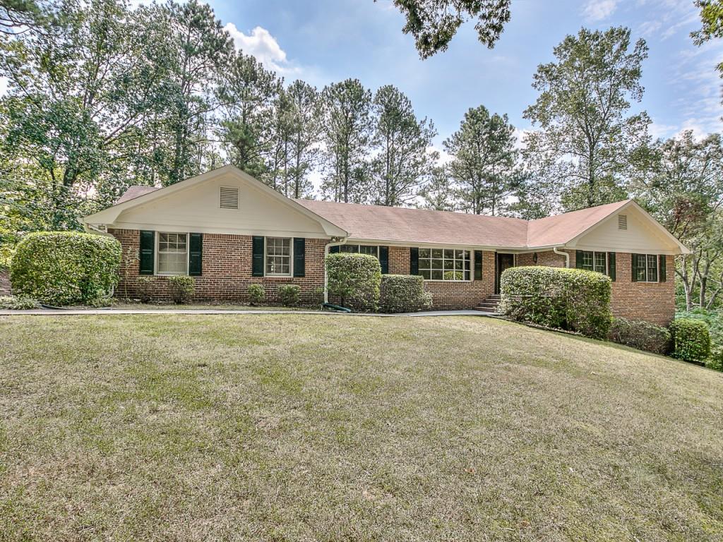4 Sides Brick Ranch in awesome Roswell location!