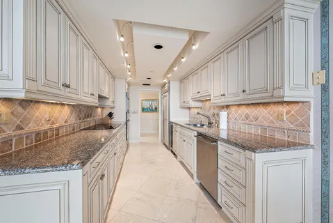 $995,000 | 100 Lakeshore Drive, Unit 251, North Palm Beach, FL 33408