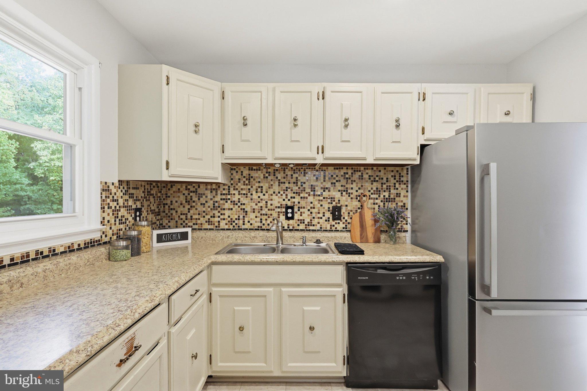 13528 Delaney Road Woodbridge, VA 22193 - Photo 3 of 39 Plenty of prep space keeps cooking efficient