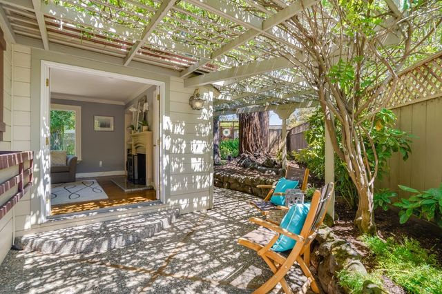 a view of a back yard