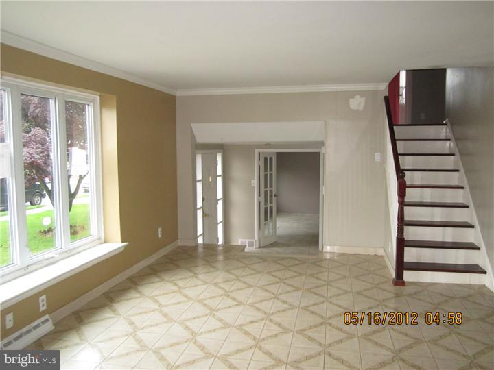 827 Densmore Road Philadelphia, PA 19116 - Photo 4 of 13 Living Room