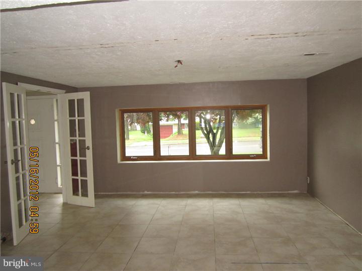 827 Densmore Road Philadelphia, PA 19116 - Photo 6 of 13 Family Room