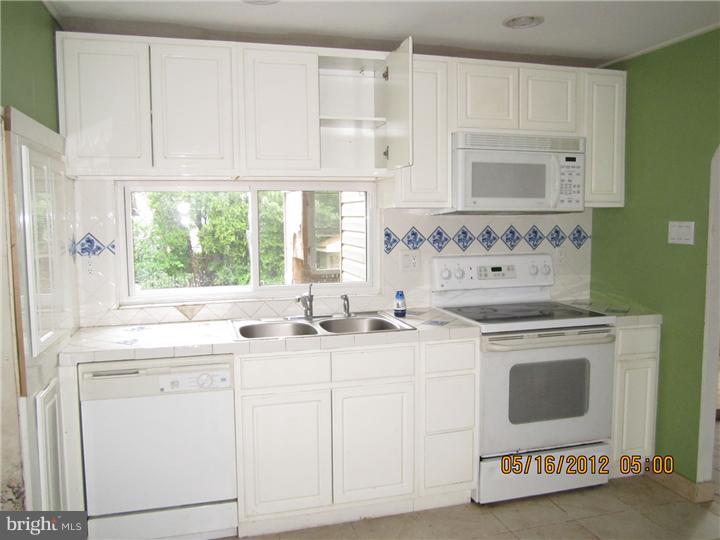 827 Densmore Road Philadelphia, PA 19116 - Photo 8 of 13 Kitchen