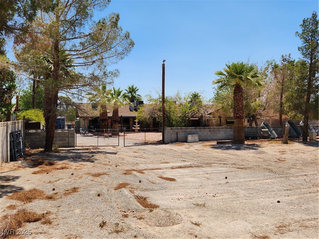 2645 South Lindell Road Las Vegas, NV 89146 - Photo 28 of 30 Large gated