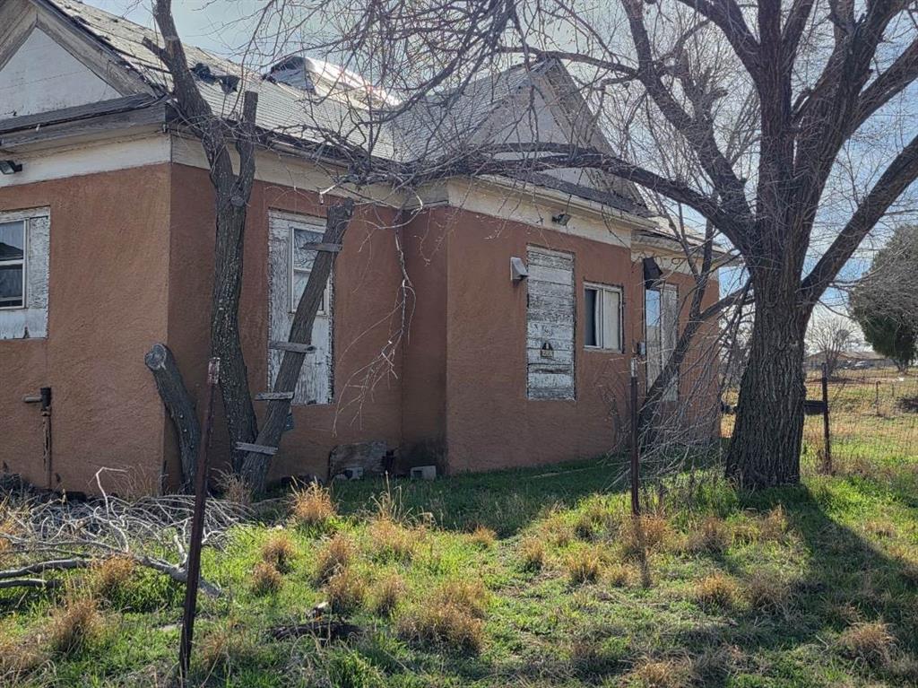 801 Haskell Street Sweetwater, TX 79556 - Photo 4 of 9 a large tree in front of a house