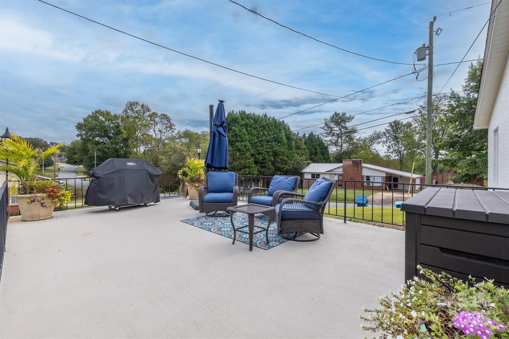 2625 20th St Lane Northeast Hickory, NC 28601 - Photo 6 of 31 a outdoor living space with furniture and garden view