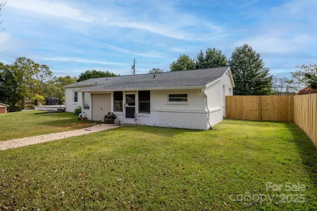 a view of a house with backyard and garden