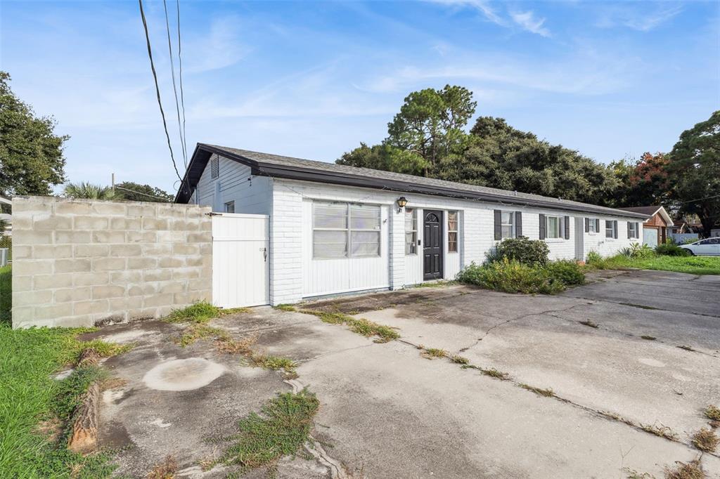 a view of a house with a yard