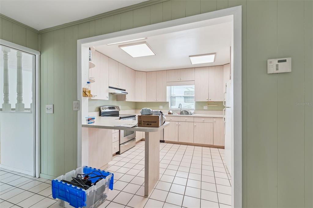 116 Hampden Road Winter Haven, FL 33884 - Photo 5 of 19 a kitchen with white cabinets and appliances