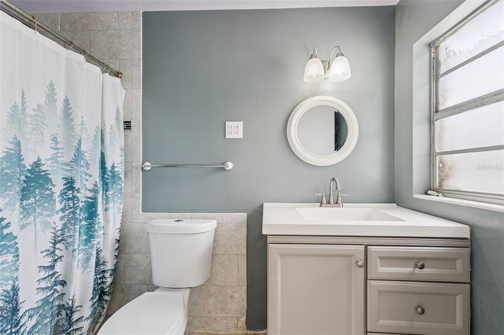 116 Hampden Road Winter Haven, FL 33884 - Photo 7 of 19 a bathroom with a toilet a sink and a mirror