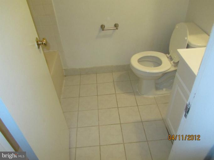 11633 Stoneview Square, Unit 81/12C Reston, VA 20191 - Photo 2 of 16 a bathroom with a toilet and a shower