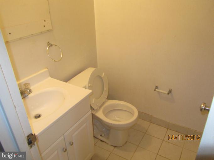 11633 Stoneview Square, Unit 81/12C Reston, VA 20191 - Photo 4 of 16 a bathroom with a sink and a toilet