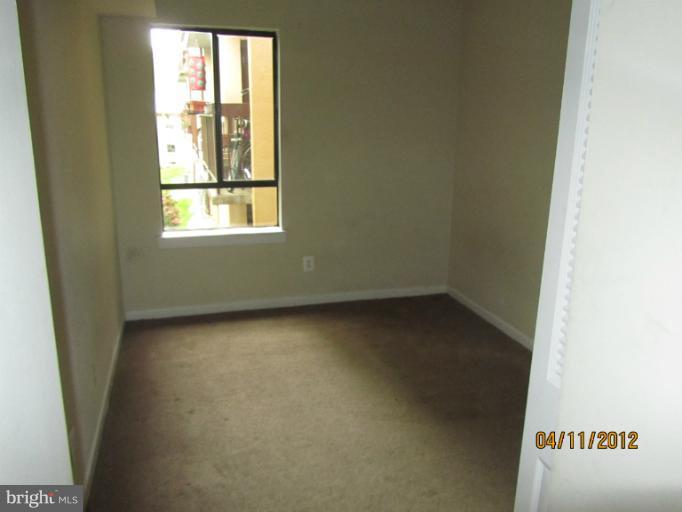 11633 Stoneview Square, Unit 81/12C Reston, VA 20191 - Photo 5 of 16 an empty room with a window