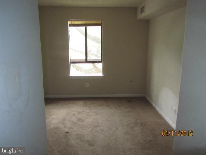 11633 Stoneview Square, Unit 81/12C Reston, VA 20191 - Photo 6 of 16 an empty room with a window