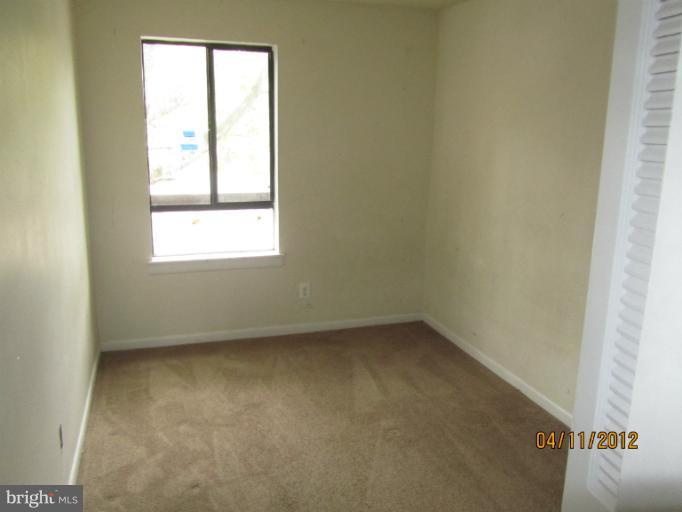 11633 Stoneview Square, Unit 81/12C Reston, VA 20191 - Photo 7 of 16 an empty room with a window