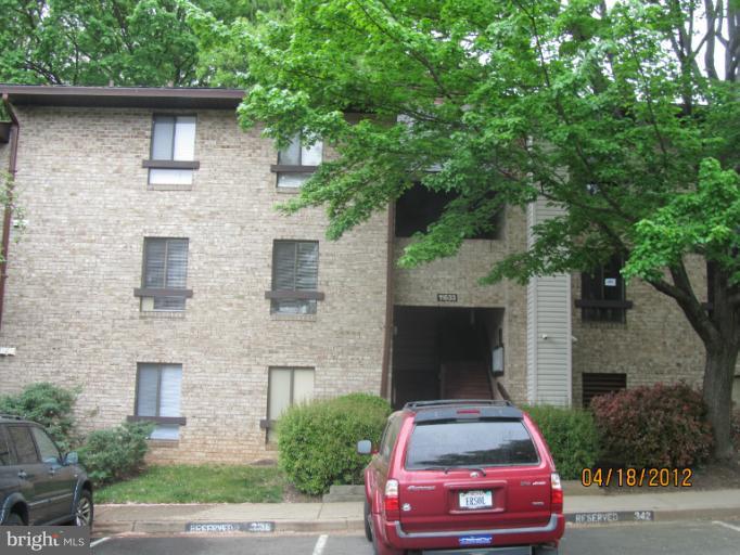 11633 Stoneview Square, Unit 81/12C Reston, VA 20191 - Photo 9 of 16 a car parked in front of a brick house