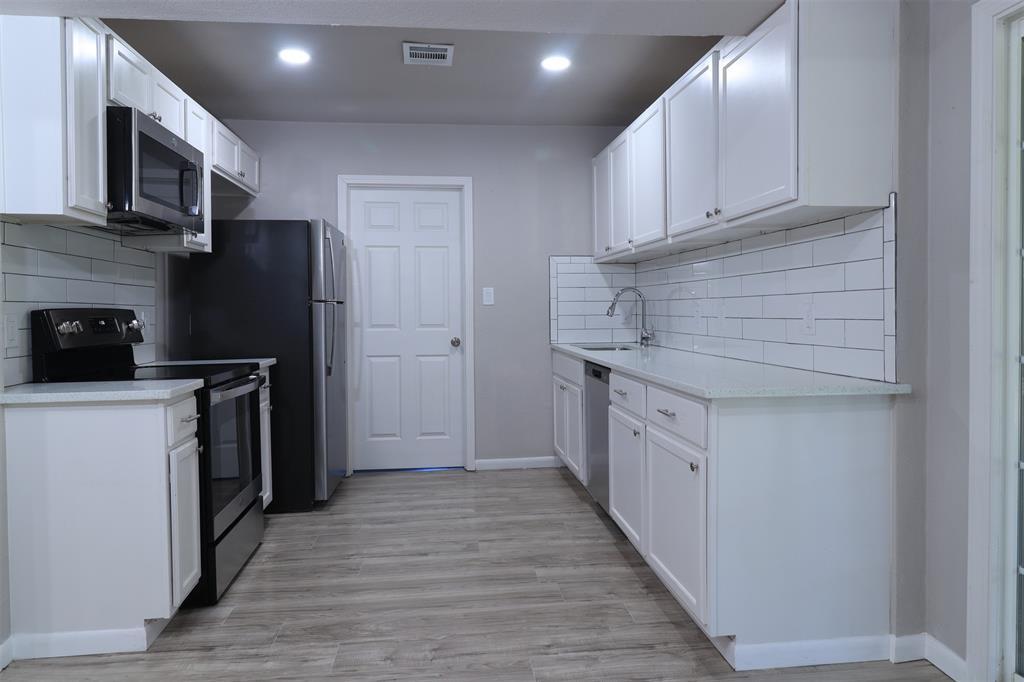 11400 Lakeview Circle Brenham, TX 77833 - Photo 4 of 9 a kitchen with stainless steel appliances granite countertop a refrigerator a stove and a sink