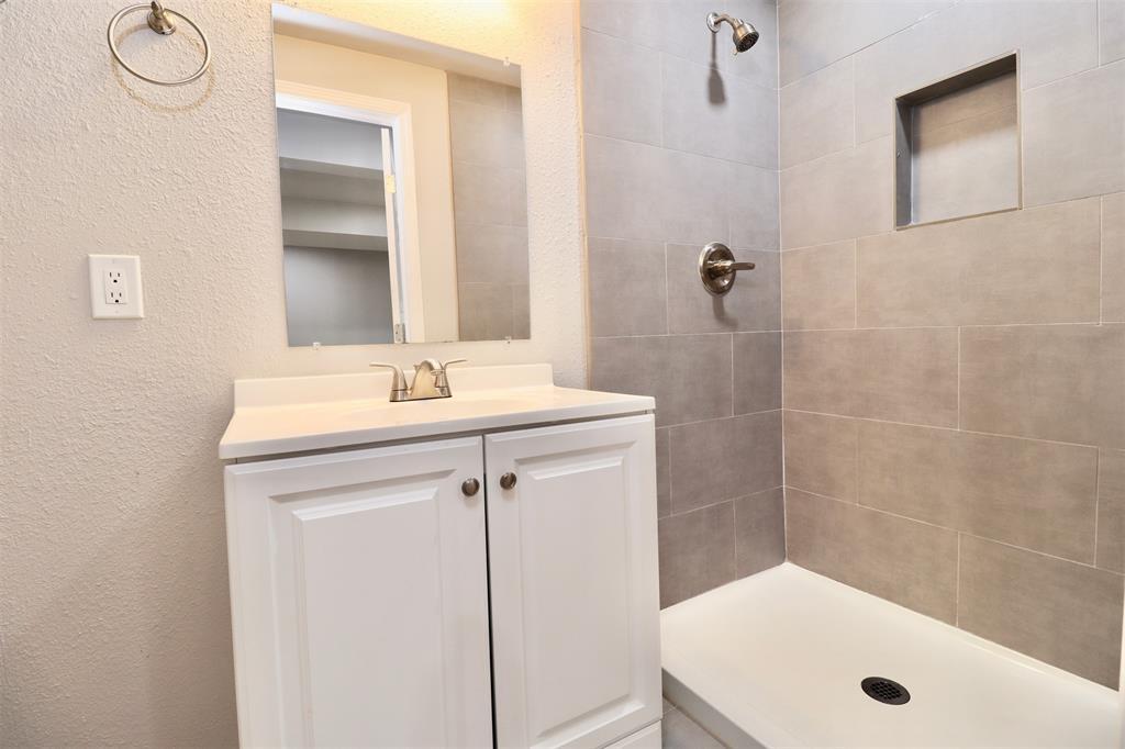 11400 Lakeview Circle Brenham, TX 77833 - Photo 9 of 9 a bathroom with a sink a tub and a mirror