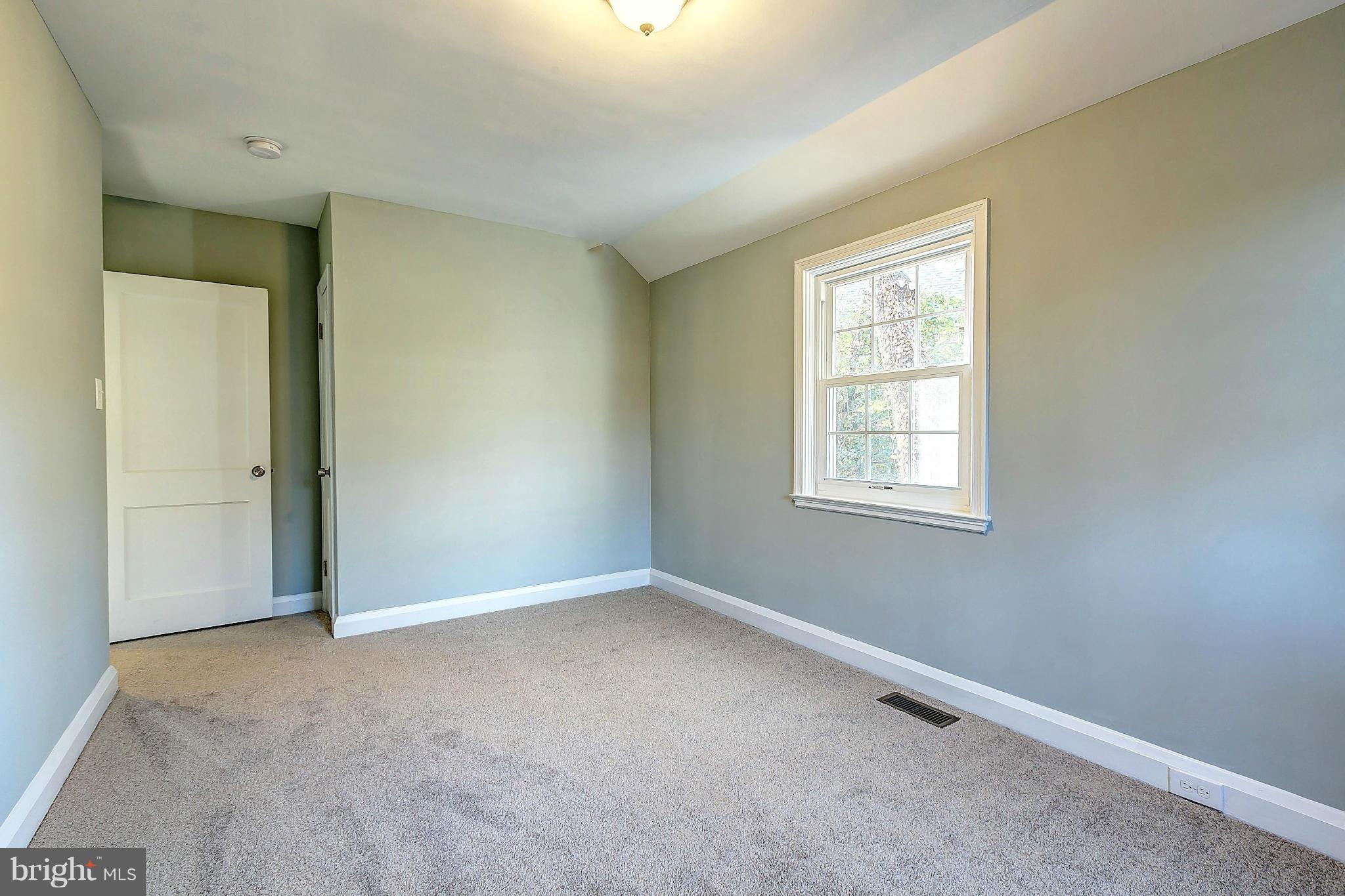 968 North Hill Road Baltimore, MD 21218 - Photo 20 of 29 an empty room with windows