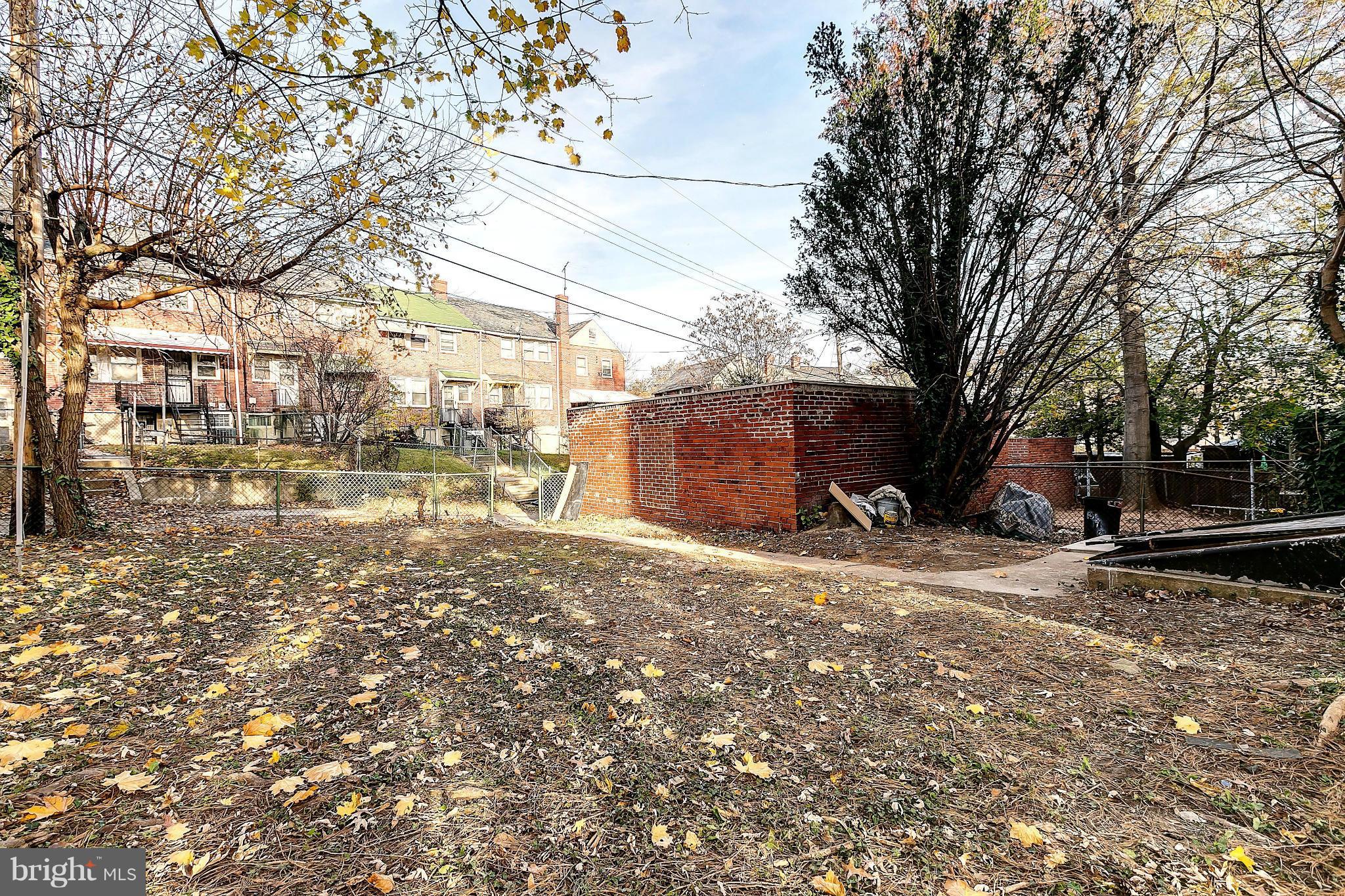 968 North Hill Road Baltimore, MD 21218 - Photo 26 of 29 a backyard of a house with lots of green space