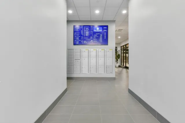 $1,695 | 585 Essex Street, Unit PH 714, Lynn, MA 01901