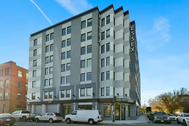 $1,695 | 585 Essex Street, Unit PH 714, Lynn, MA 01901