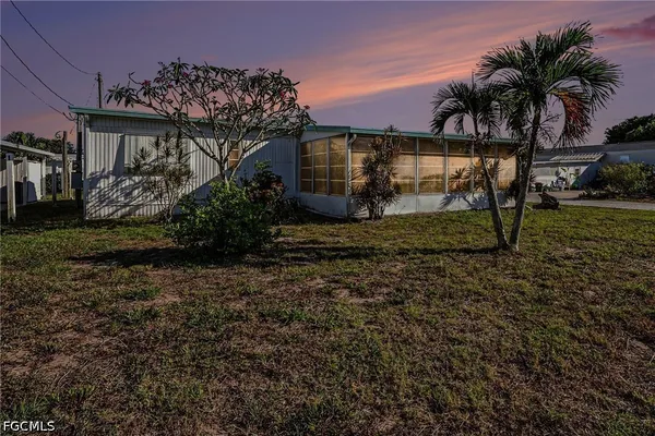 a view of a backyard