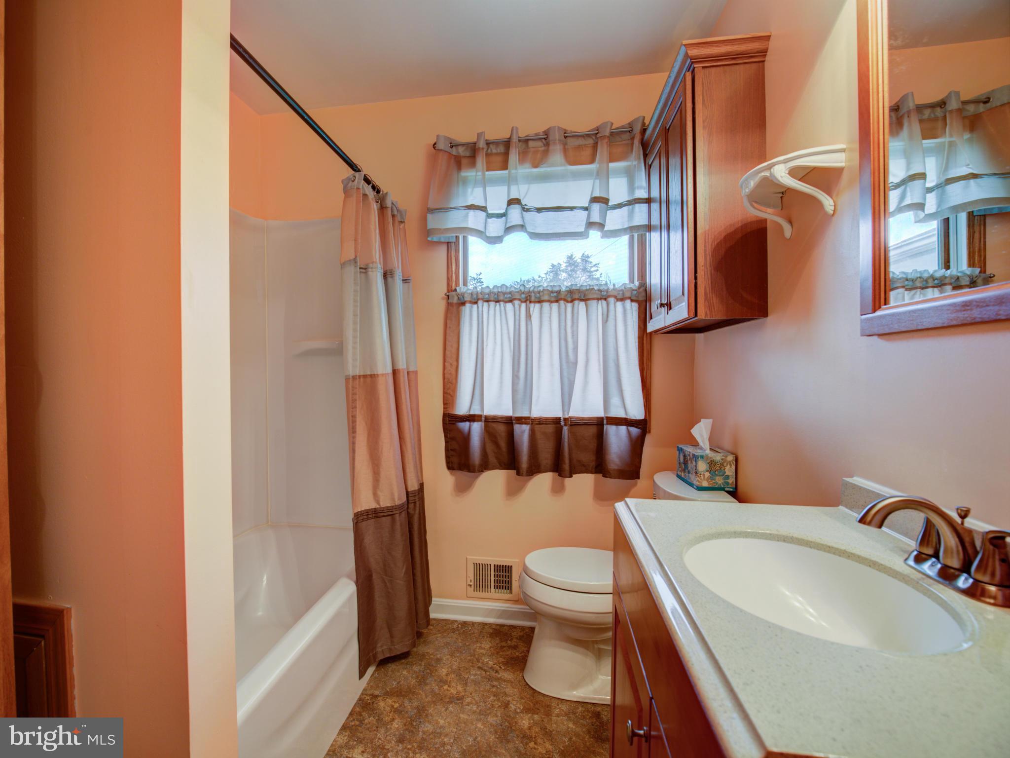 14768 Milltown Road Waterford, VA 20197 - Photo 11 of 26 Upstairs Bathroom
