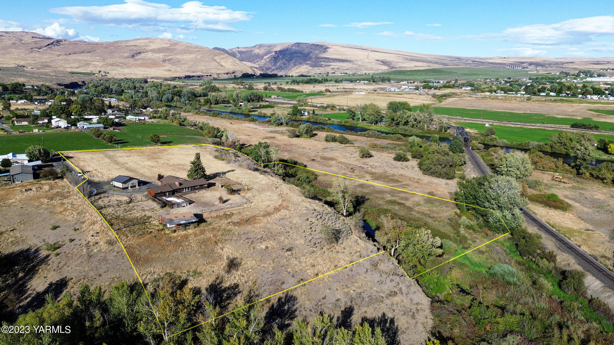125 Johnson Road Selah, WA 98942 - Photo 1 of 36 a view of a city with mountains in the background