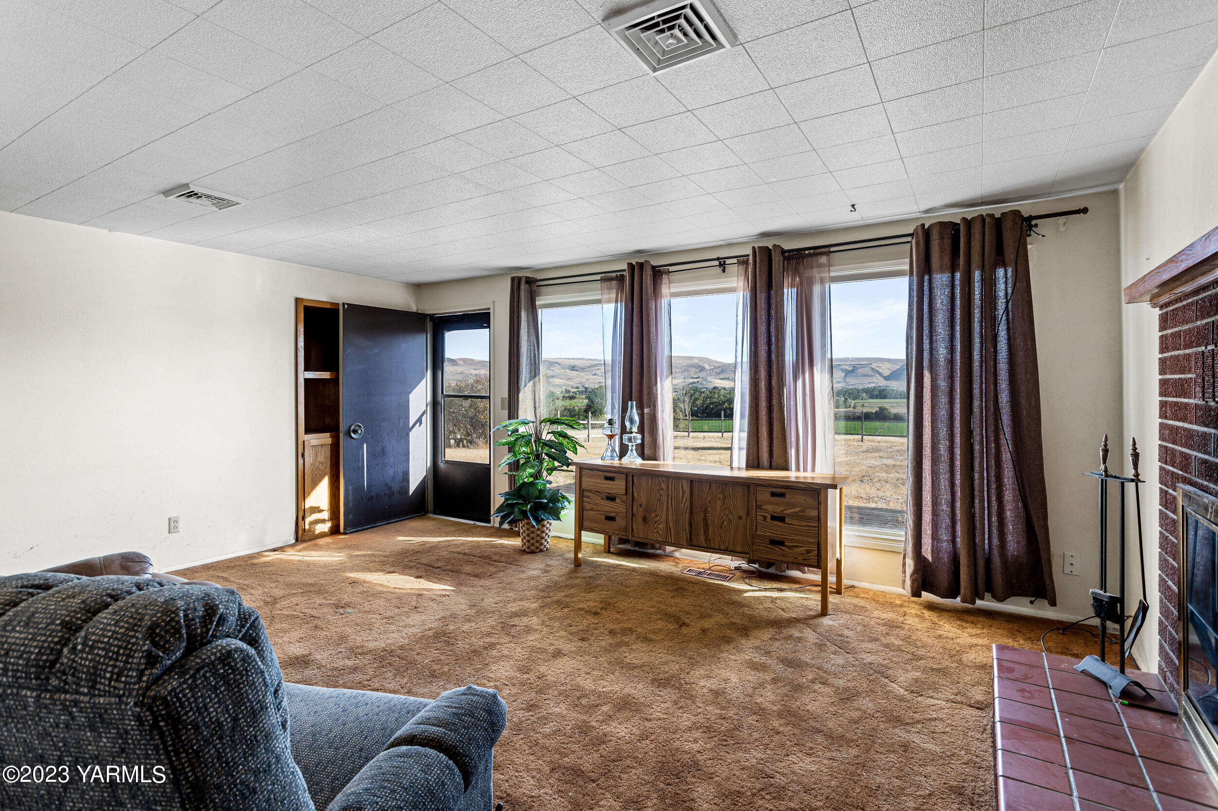 125 Johnson Road Selah, WA 98942 - Photo 12 of 36 a bed room with a bed and a couch